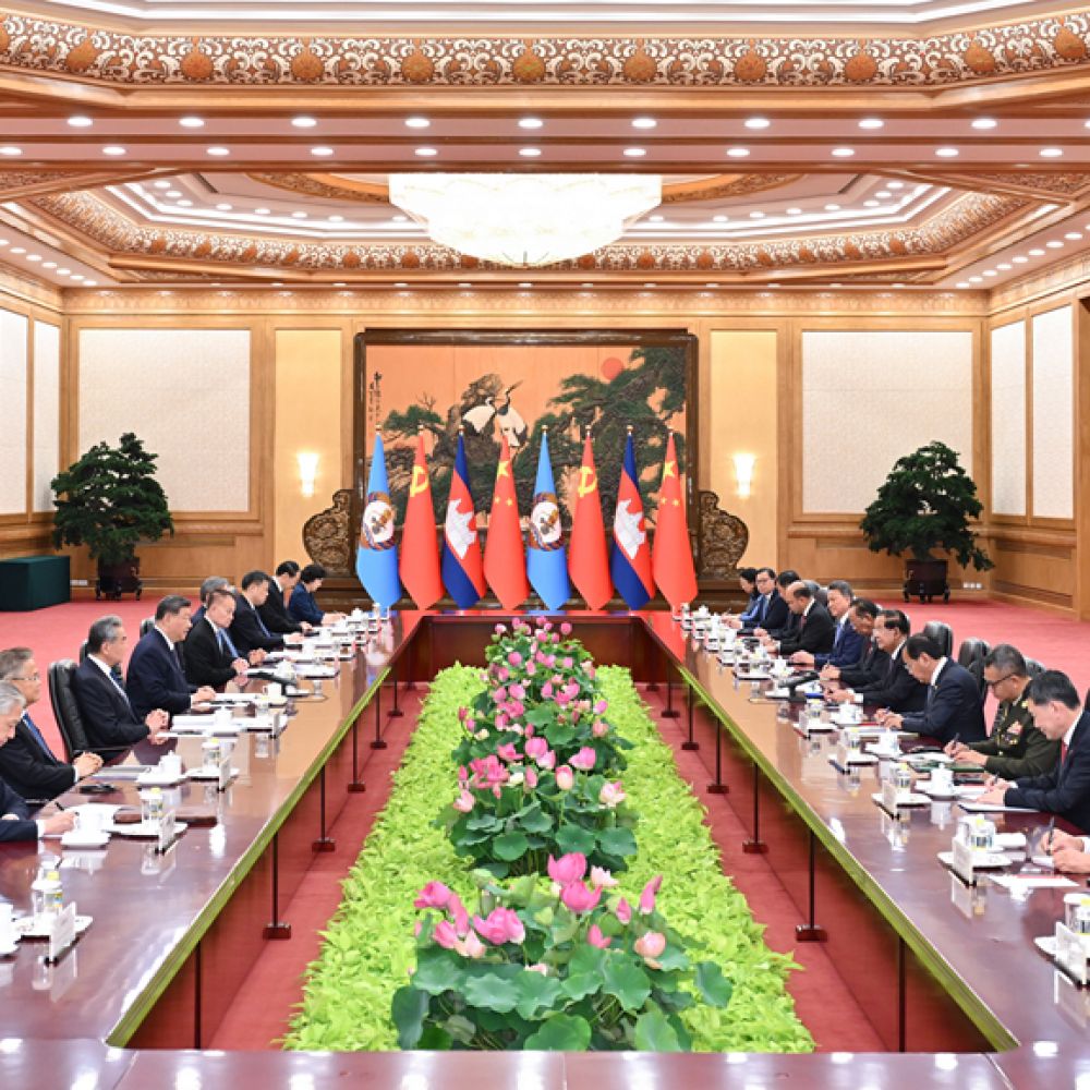 习近平会见柬埔寨人民党主席、参议院主席洪森